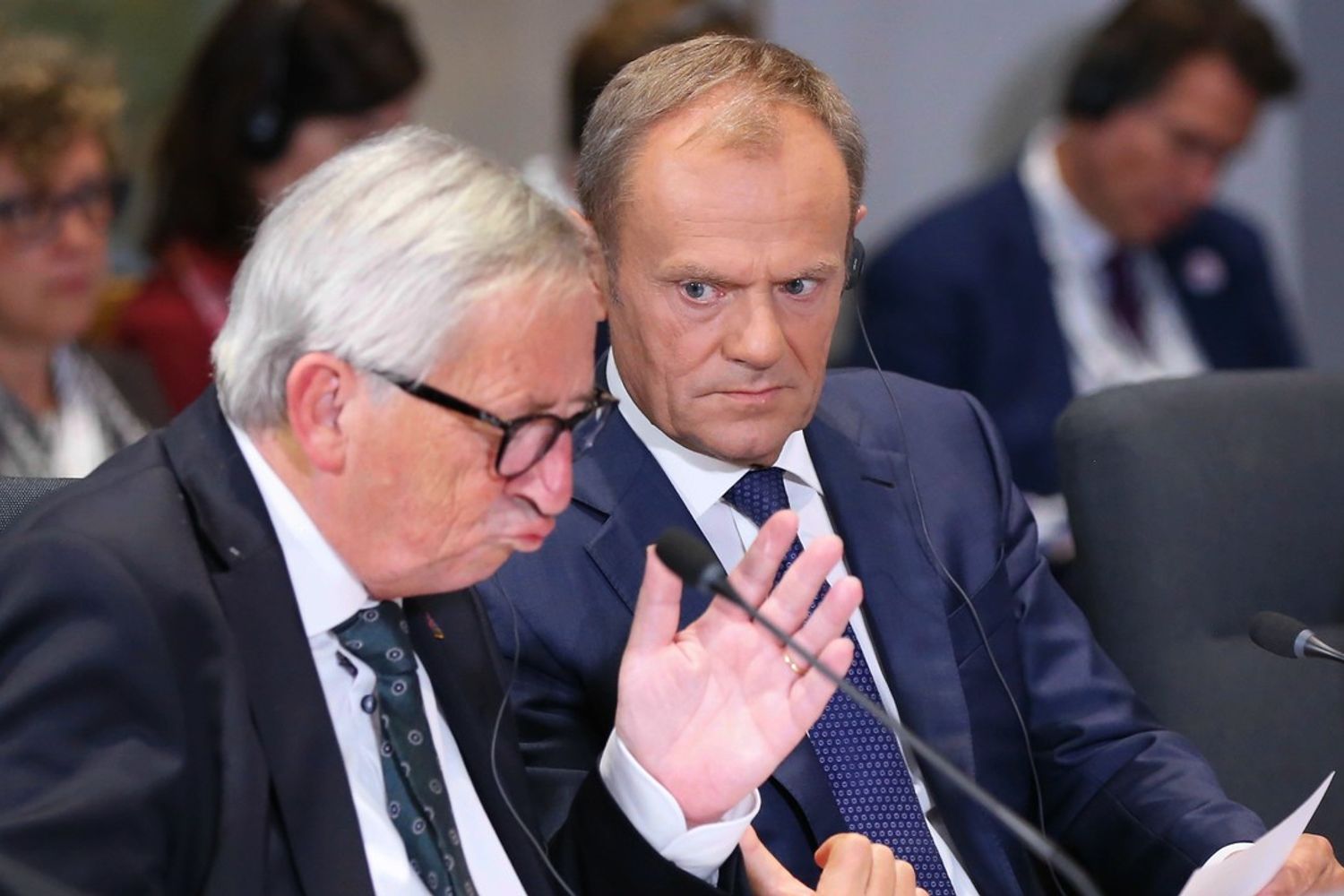 Il presidente del Consiglio europeo Donald Tusk e il presidente della Commissione europea Jean-Claude Juncker (L)