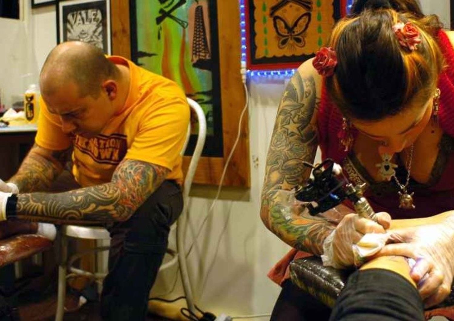 Tatuaggi e piercing: esperti lanciano l'allarme, rischio infezioni ed epatiti in un caso su quattro