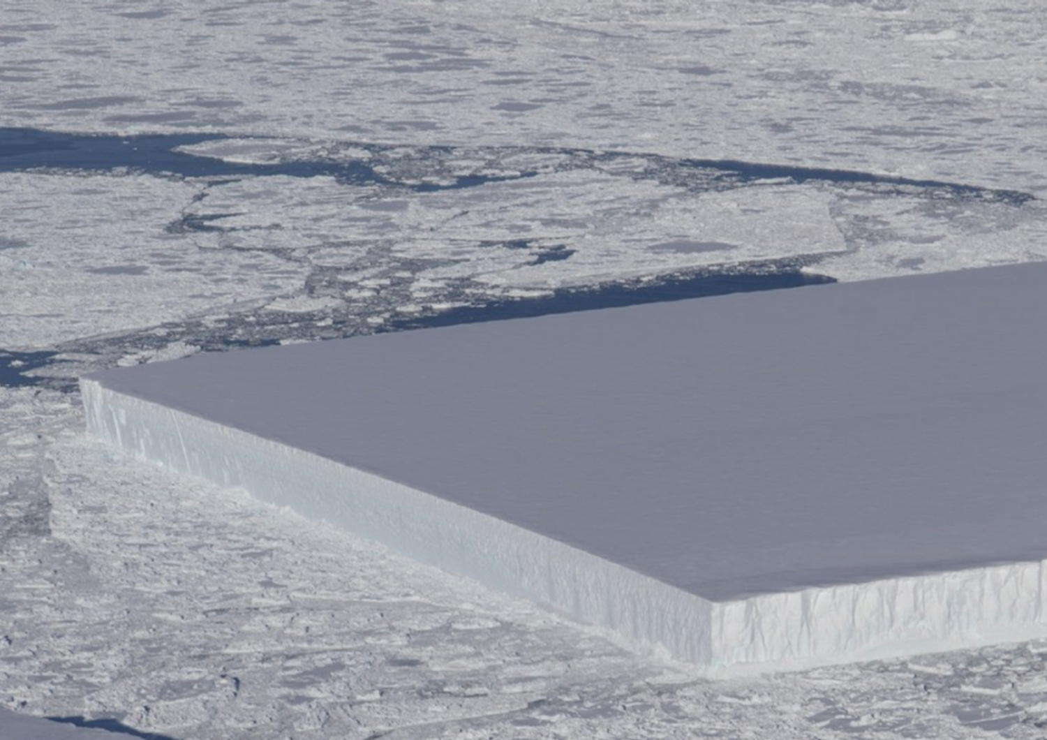 La meravigliosa normalit&agrave; di un iceberg perfettamente rettangolare