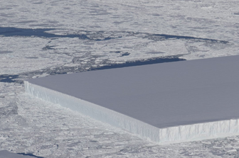 La meravigliosa normalit&agrave; di un iceberg perfettamente rettangolare