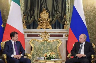Il presidente russo Vladimir Putin incontra il primo ministro italiano Giuseppe Conte al Cremlino a Mosca