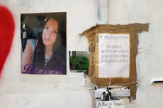 &nbsp;Il cancello che chiude l'edificio in cui &egrave; stata uccisa Desir&eacute;e