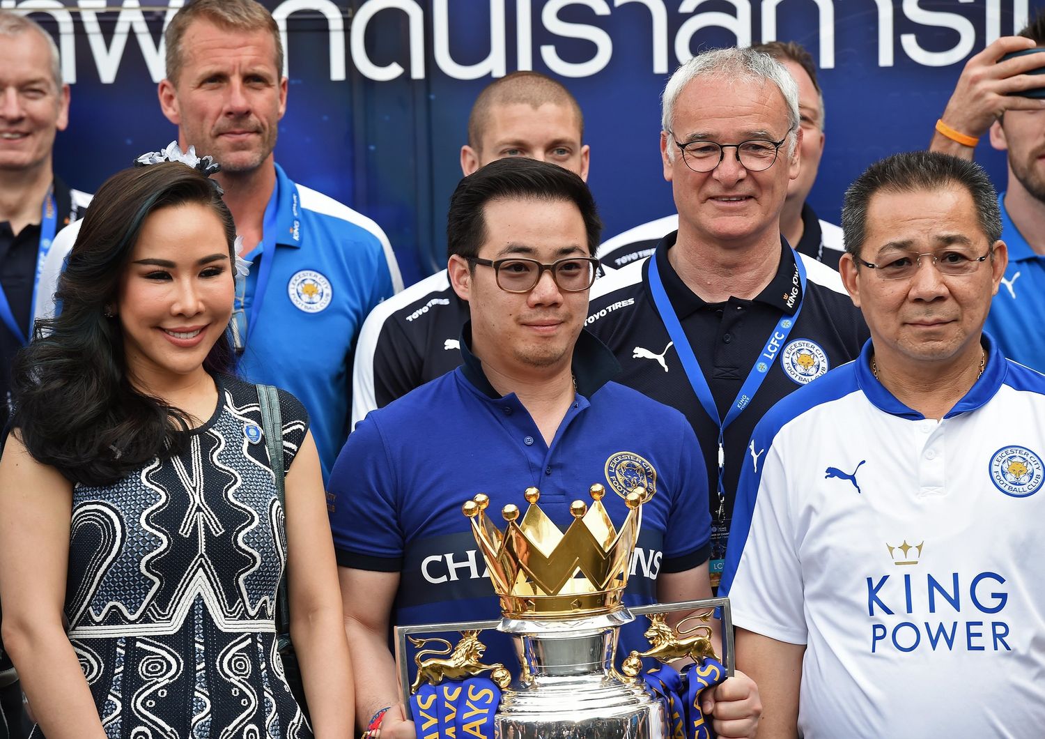 Il presidente del Leicester Vichai Srivaddhanaprabha (a destra) con il figlio e vicepresidente della squadra Aiyawatt con il trofeo della Premier League. Alle loro spalle l'allenatore Claudio Ranieri&nbsp;
