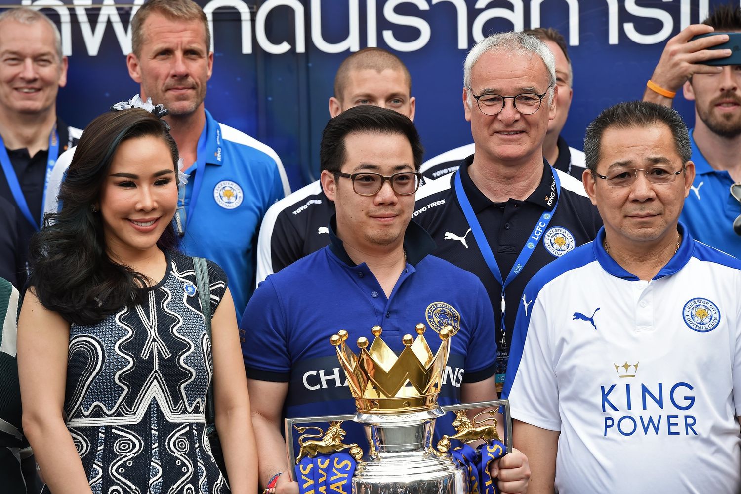 Il presidente del Leicester Vichai Srivaddhanaprabha (a destra) con il figlio e vicepresidente della squadra Aiyawatt con il trofeo della Premier League. Alle loro spalle l'allenatore Claudio Ranieri&nbsp;