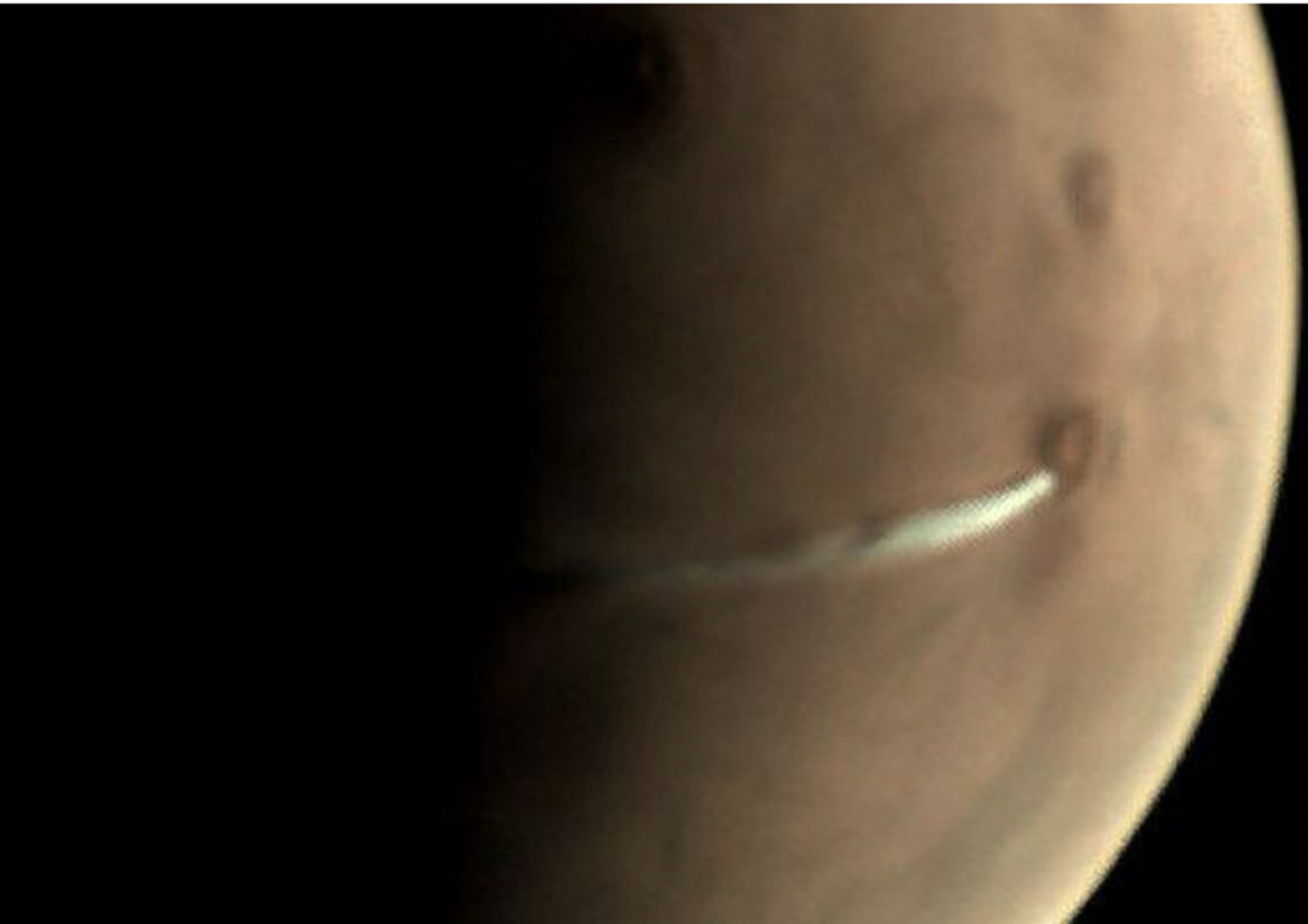 Cos&#39;&egrave; il pennacchio bianco sul vulcano&nbsp;Arsia&nbsp;Mons, il secondo pi&ugrave; alto di Marte