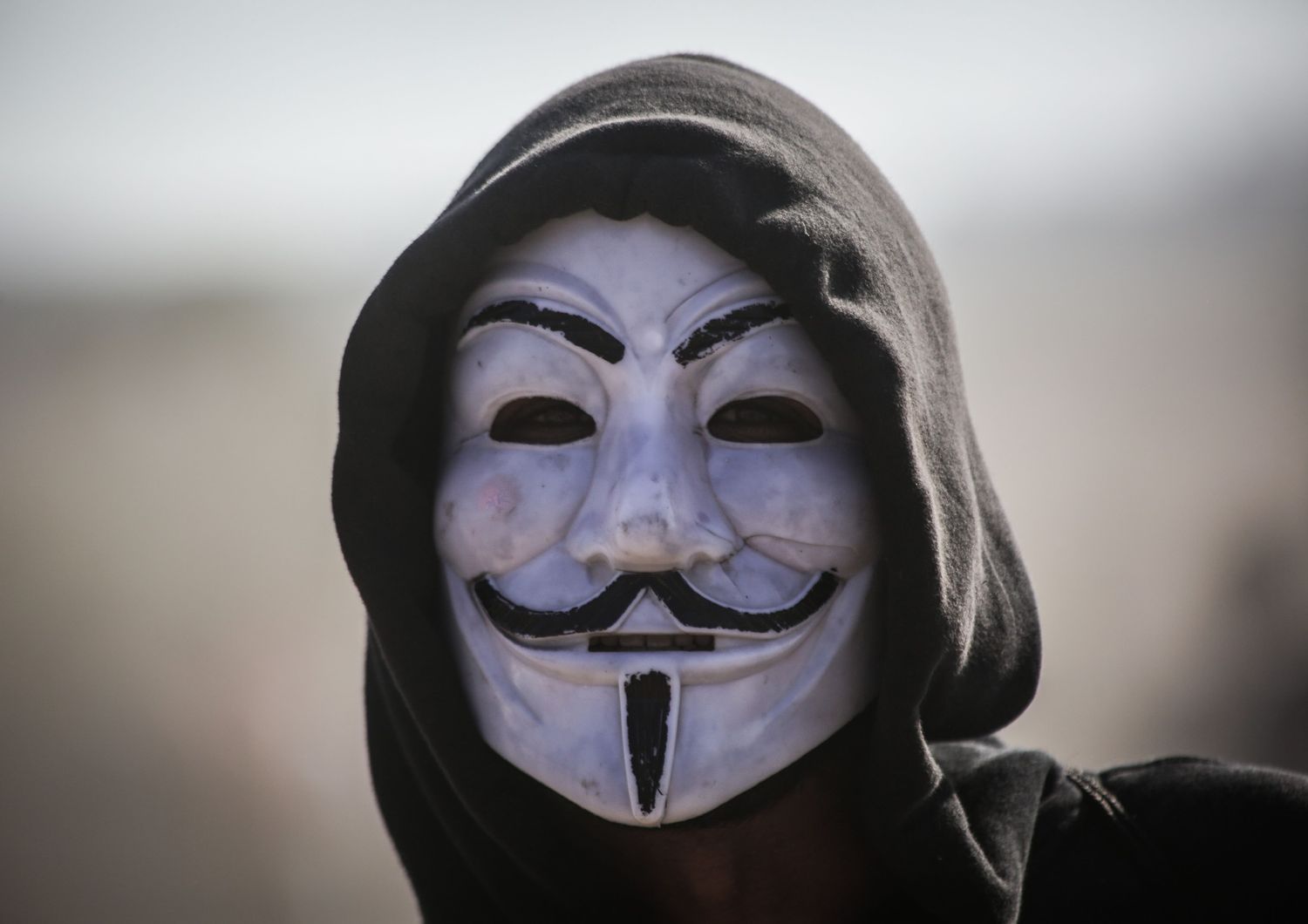 &nbsp;Un membro di Anonymous nascosto dalla celebre maschera di Guy Fawkes