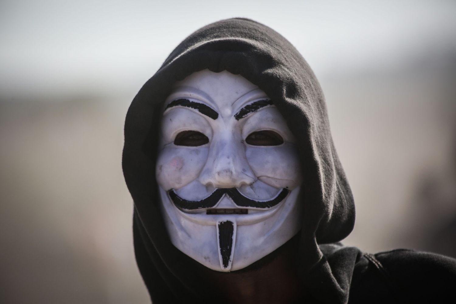 &nbsp;Un membro di Anonymous nascosto dalla celebre maschera di Guy Fawkes