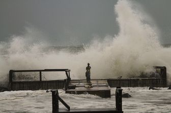 Ostia, forte maltempo e raffiche di vento fino a 82 km/h. Violente mareggiate sul litorale romano&nbsp;
