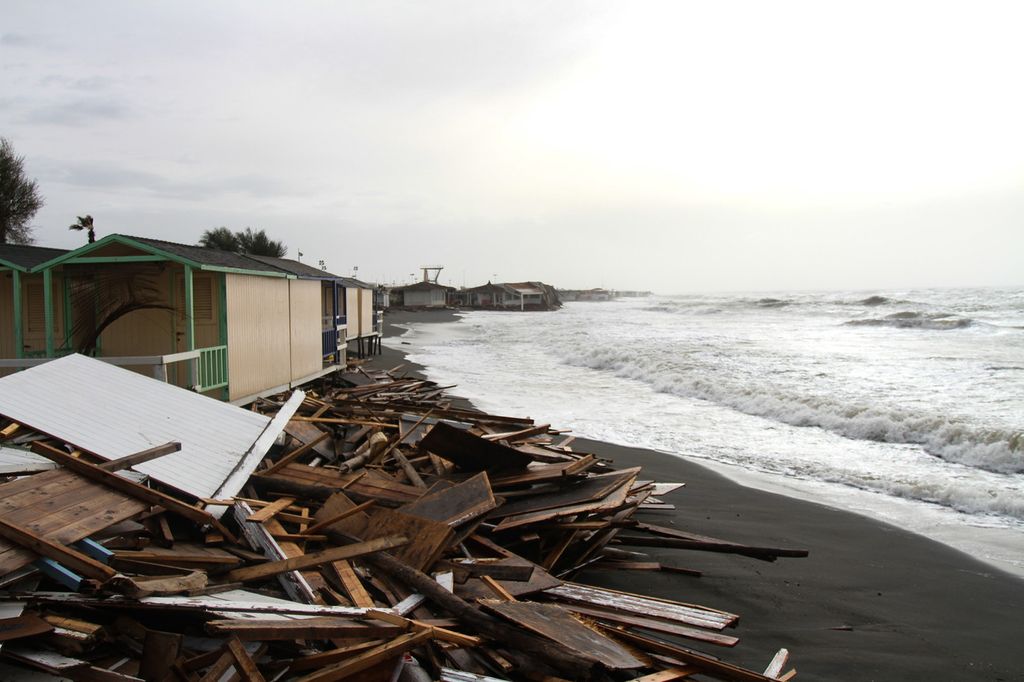 Ostia, forte maltempo e raffiche di vento fino a 82 km/h. Violente mareggiate sul litorale romano&nbsp;