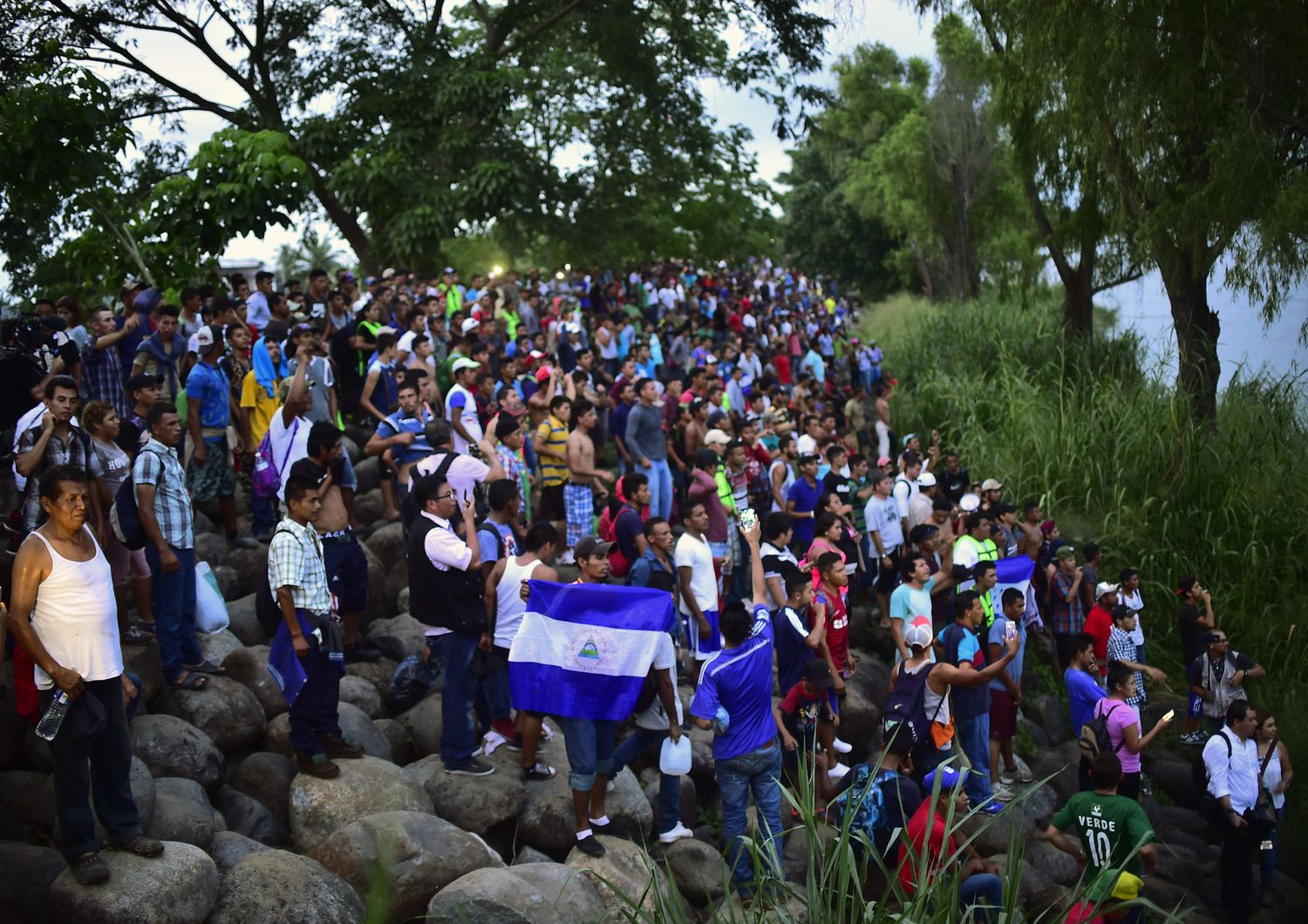 Milizie armate di estrema destra sono al confine col Messico in attesa dei migranti