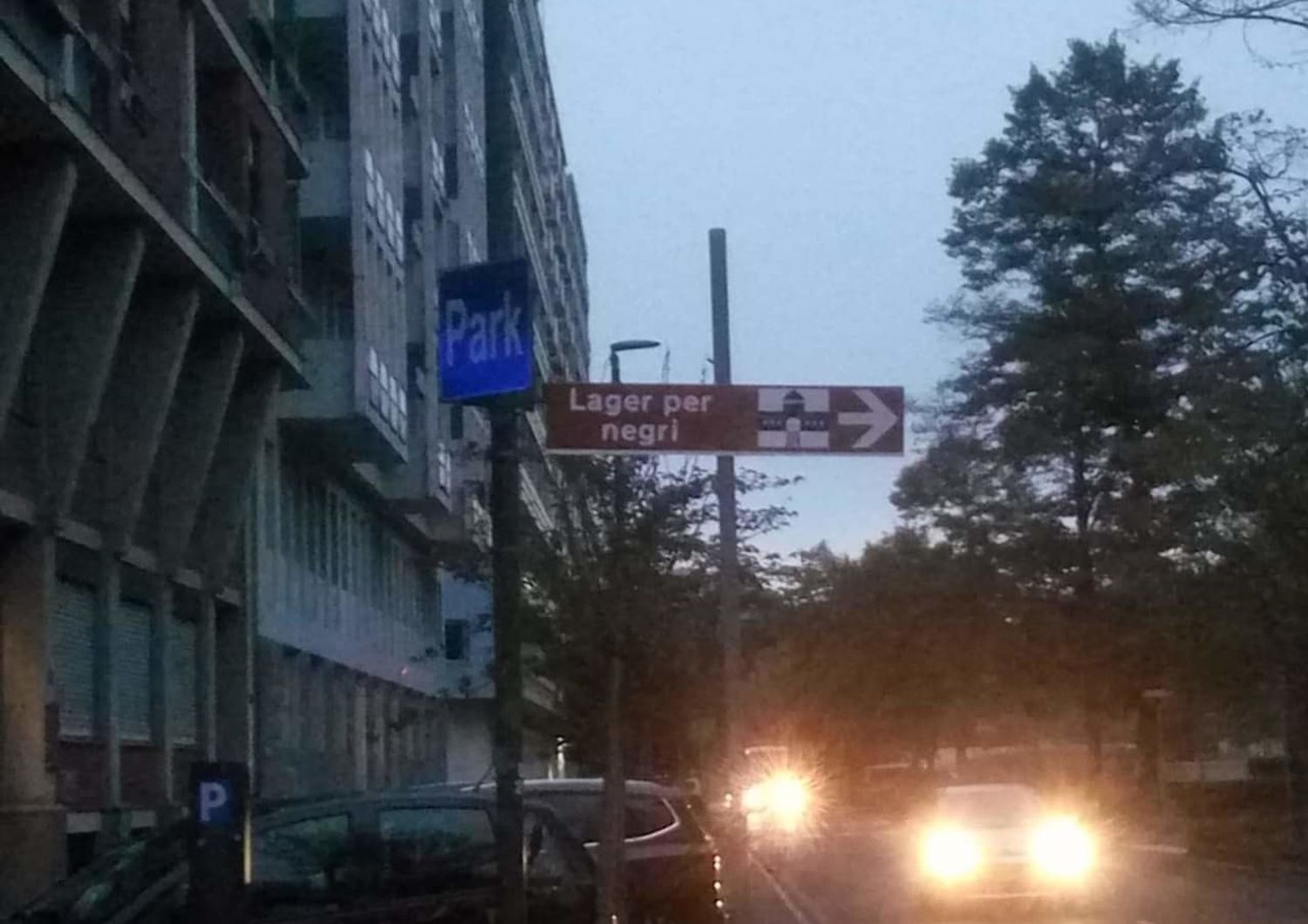 &nbsp;Il cartello comparso in centro a Torino con la scritta 'Lager per negri'