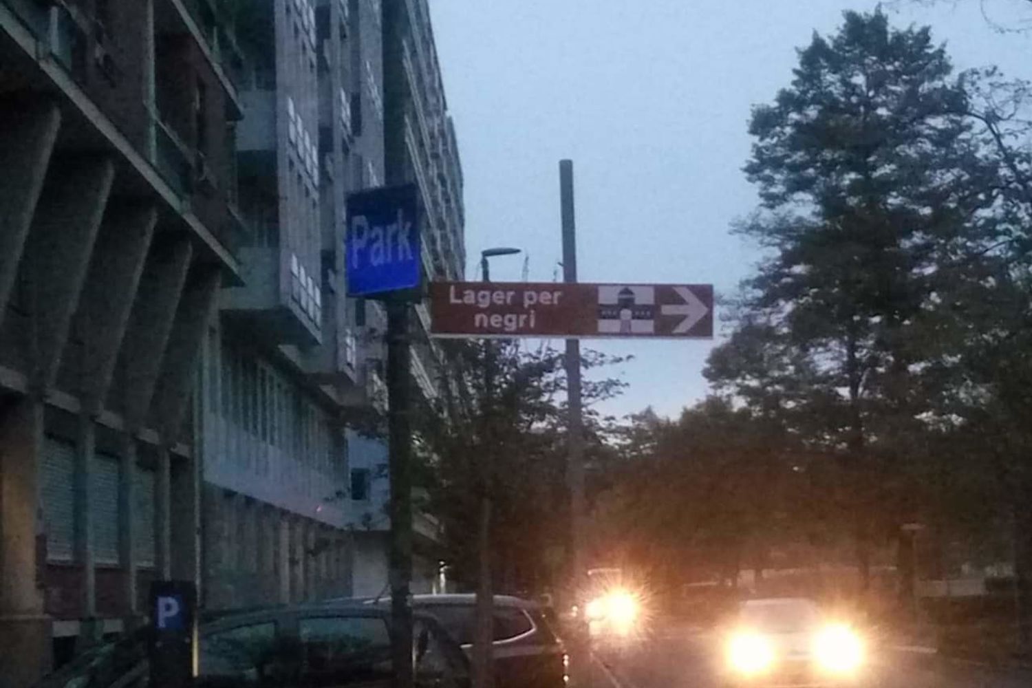 &nbsp;Il cartello comparso in centro a Torino con la scritta 'Lager per negri'