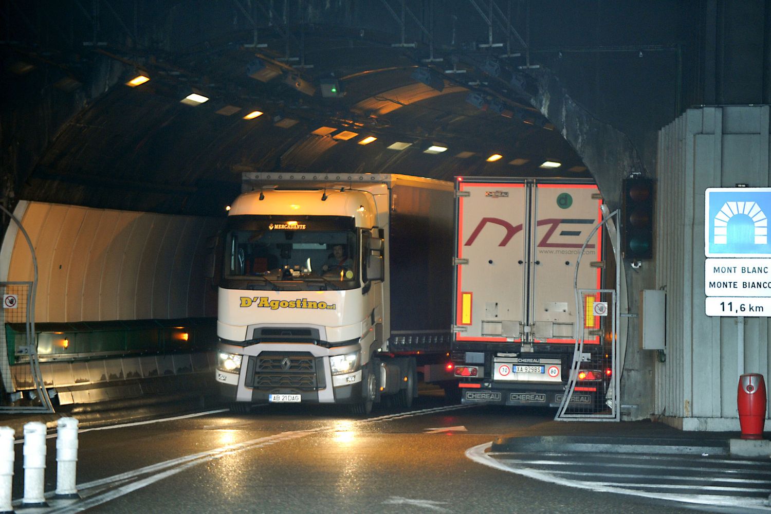 &nbsp;Camion all'imbocco del traforo del Monte Bianco