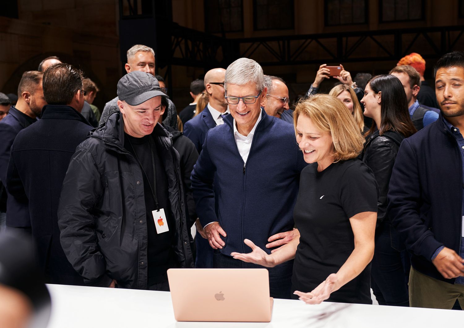 &nbsp;Tim Cook con il nuovo MacBook Air
