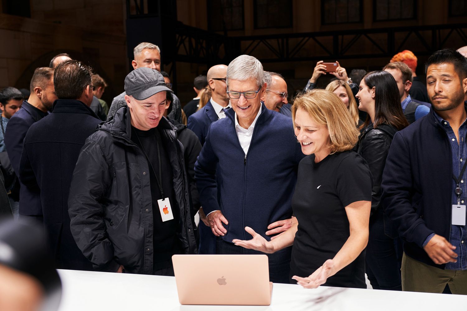&nbsp;Tim Cook con il nuovo MacBook Air
