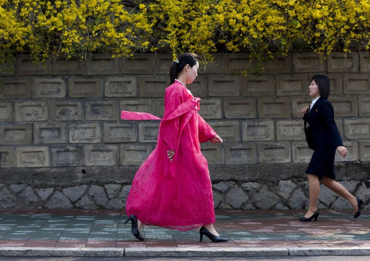 &nbsp;Due donne in una strada di Pyongyang, capitale della Corea del Nord