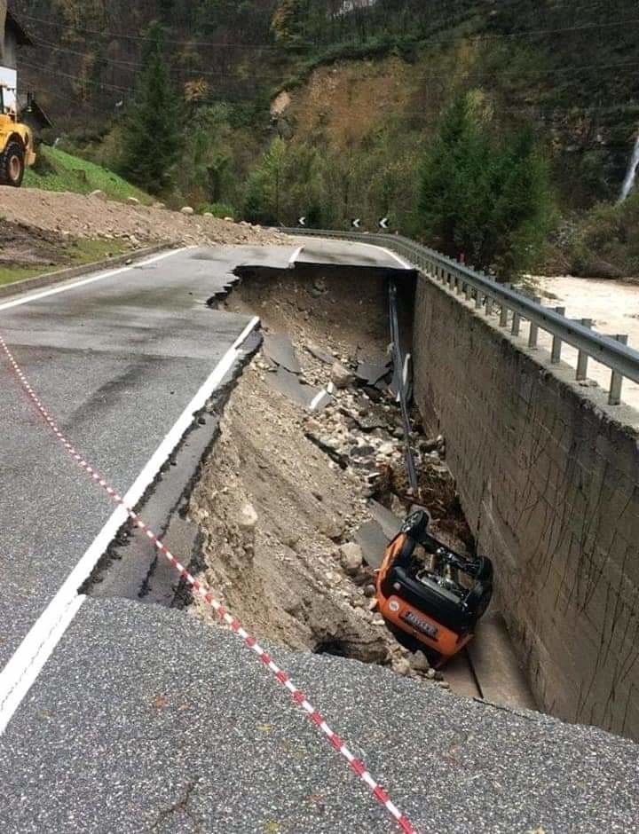 &nbsp;Una strada ingoiata da un cedimento in Cadore