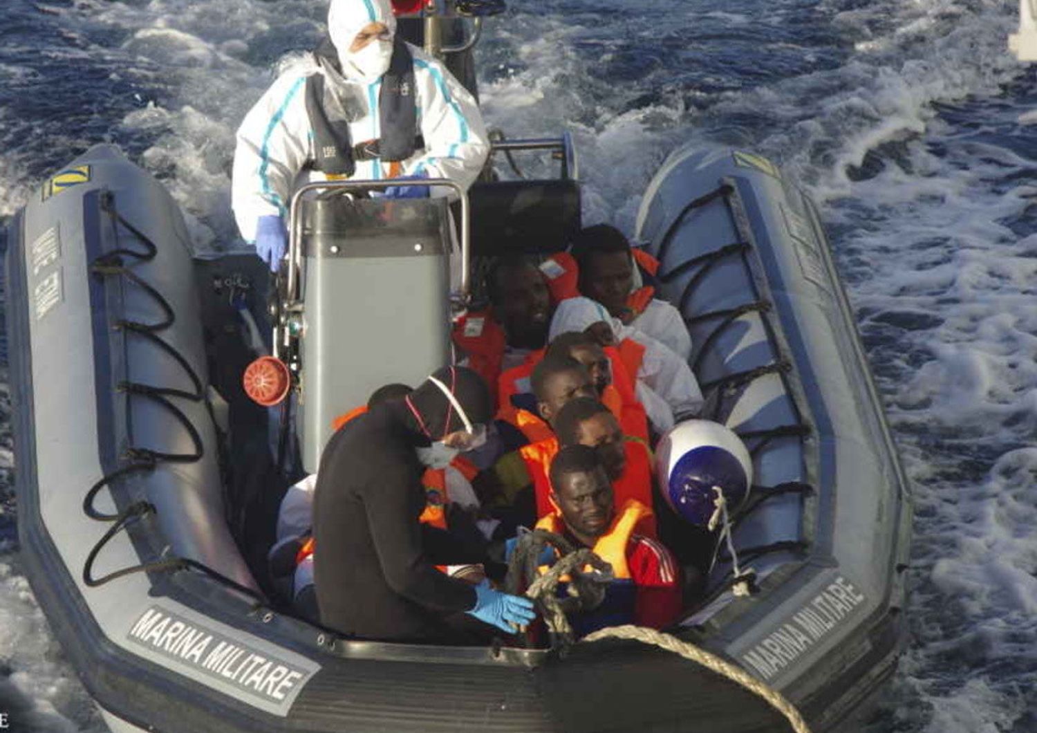 Migranti: 1. 020 profughi a Pozzallo, gommone spiaggiato su coste Salento&nbsp;
