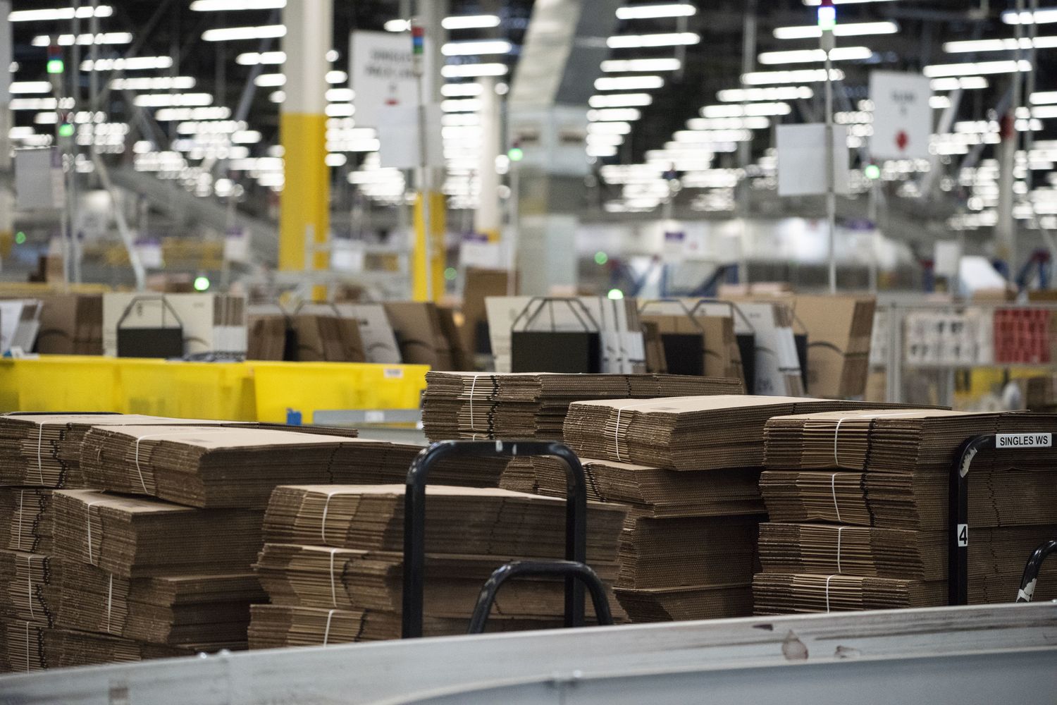 &nbsp;L'interno di un magazzino di Amazon