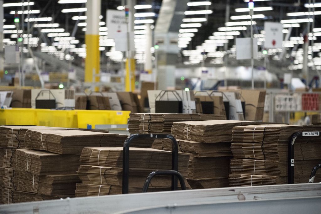 &nbsp;L'interno di un magazzino di Amazon