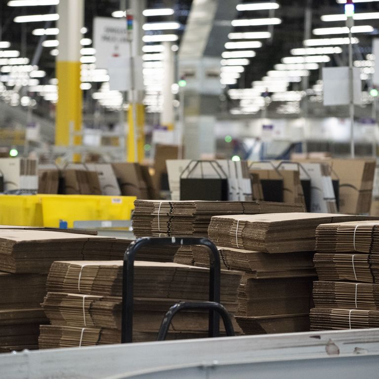 &nbsp;L'interno di un magazzino di Amazon