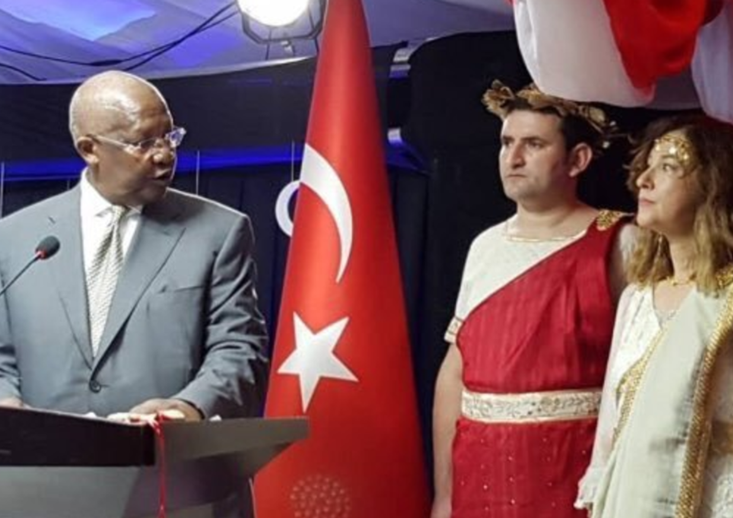 ambasciatrice turca uganda abito greco