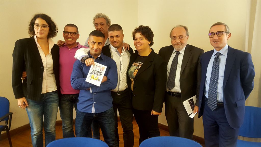 &nbsp;Il gruppo del mensile Beccati a scrivere con, a destra, il presidente della Fnsi, Beppe Giulietti