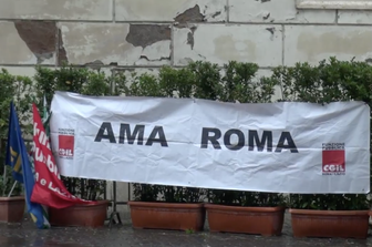 Rifiuti, l&#39;Ama sciopera: i lavoratori protestano in Campidoglio