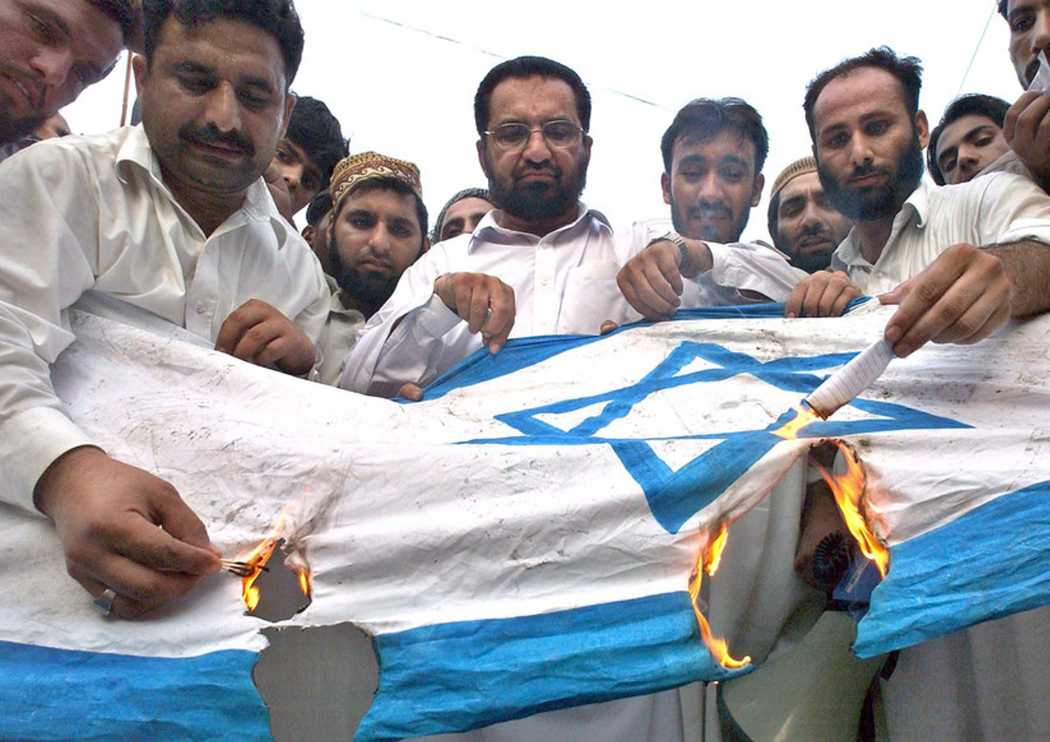 &nbsp;bandiera israele bruciata antisemitismo