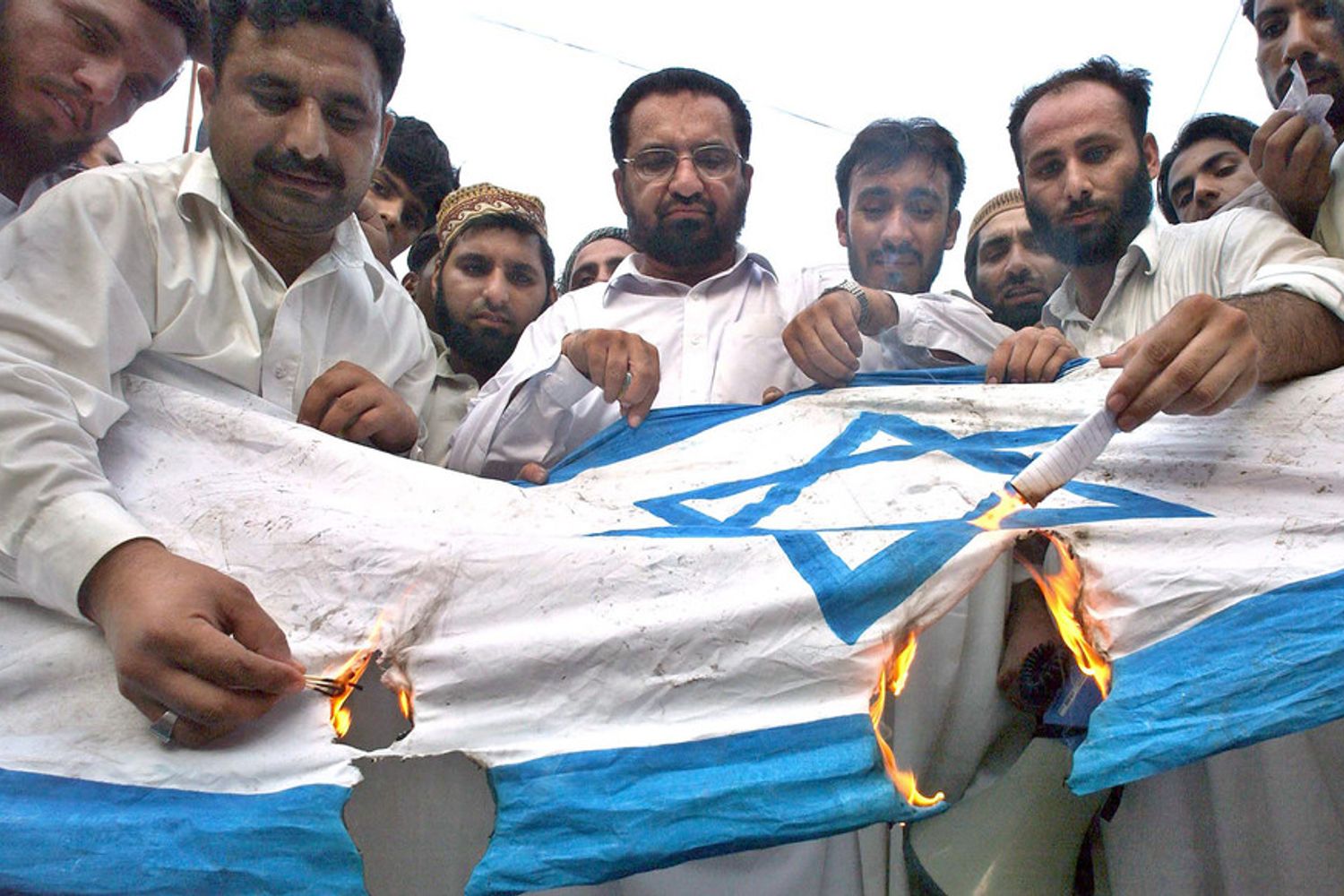 &nbsp;bandiera israele bruciata antisemitismo