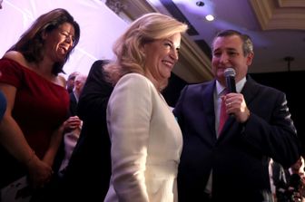 &nbsp;Ted Cruz festeggia la vittoria con la moglie