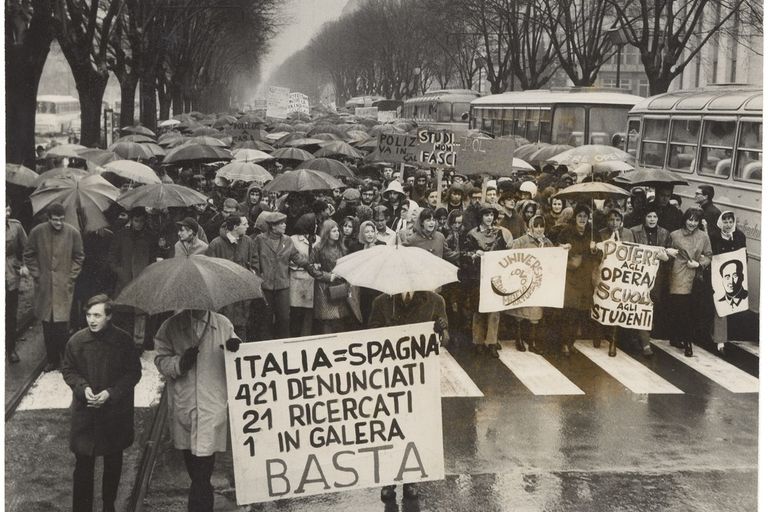 &nbsp;Torino, il corteo degli studenti in Corso Vinzaglio si dirige verso Via Cernaia, 1968. Ghidoni/ Archivio Storico della Citt&agrave; di Torino