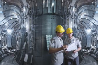 &nbsp;Ingegneri al lavoro in un reattore per la fusione nucleare