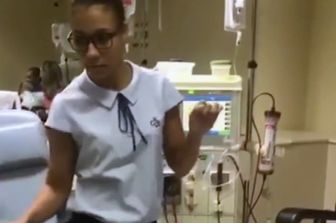 Il ballo di infermieri e pazienti di una clinica di dialisi brasiliana