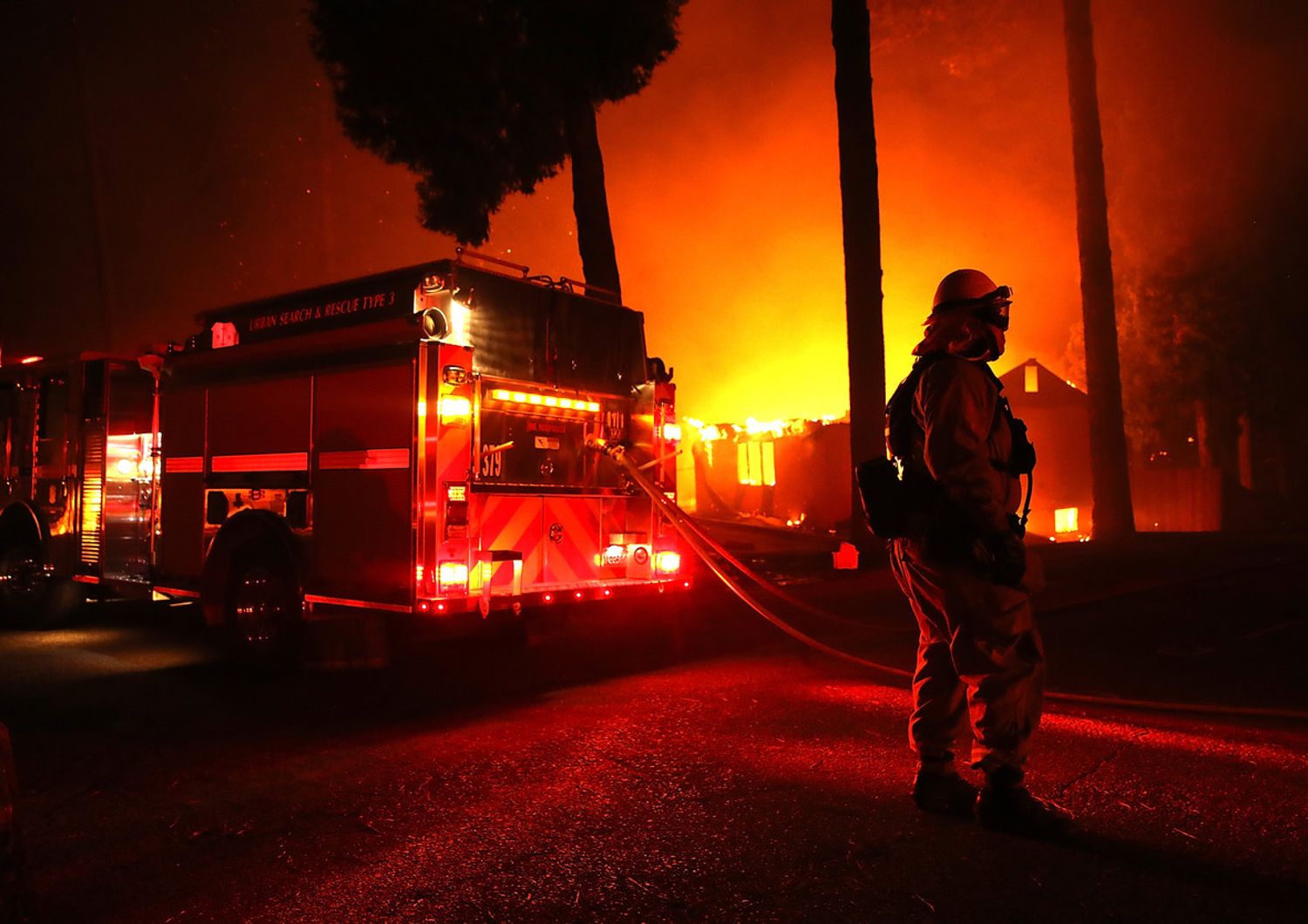 Usa: migliaia in fuga tra le fiamme in California per mega incendio