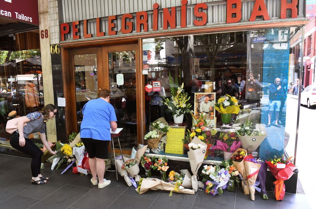 &nbsp;Passanti lasciano fiori davanti al Pellegrini's, il bar di Sisto Malaspina, l'italiano ucciso in un attentato terroristico a Melbourne