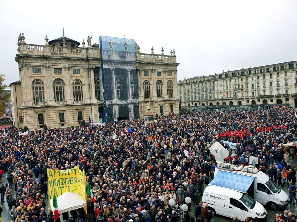 La manifestazione a favore della Tav in piazza Castello a Torino&nbsp;