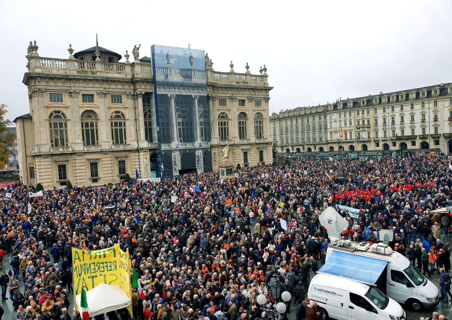 La manifestazione a favore della Tav in piazza Castello a Torino&nbsp;