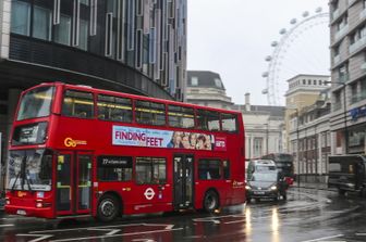 &nbsp;Un double-decker, bus a due piani, per le strade di Londra