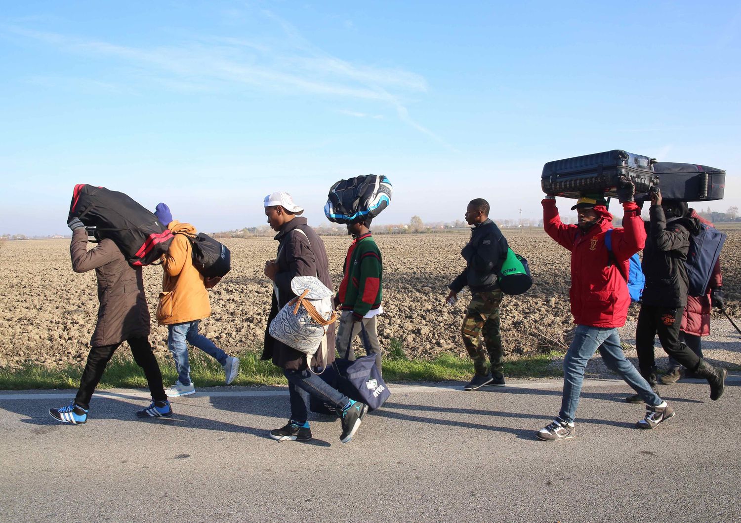 Pegolotte di Cona, migranti in marcia verso Padova dal centro di accoglienza Conetta&nbsp;