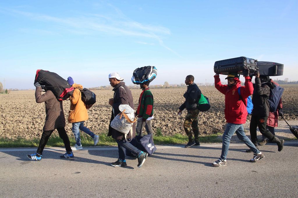 Migranti in marcia verso Padova dal centro di accoglienza Conetta&nbsp;