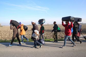 Pegolotte di Cona, migranti in marcia verso Padova dal centro di accoglienza Conetta&nbsp;