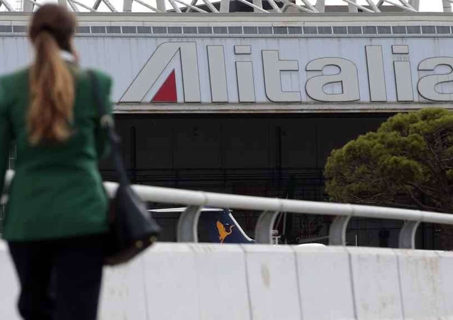 Alitalia-government-unions resume negotiations after break