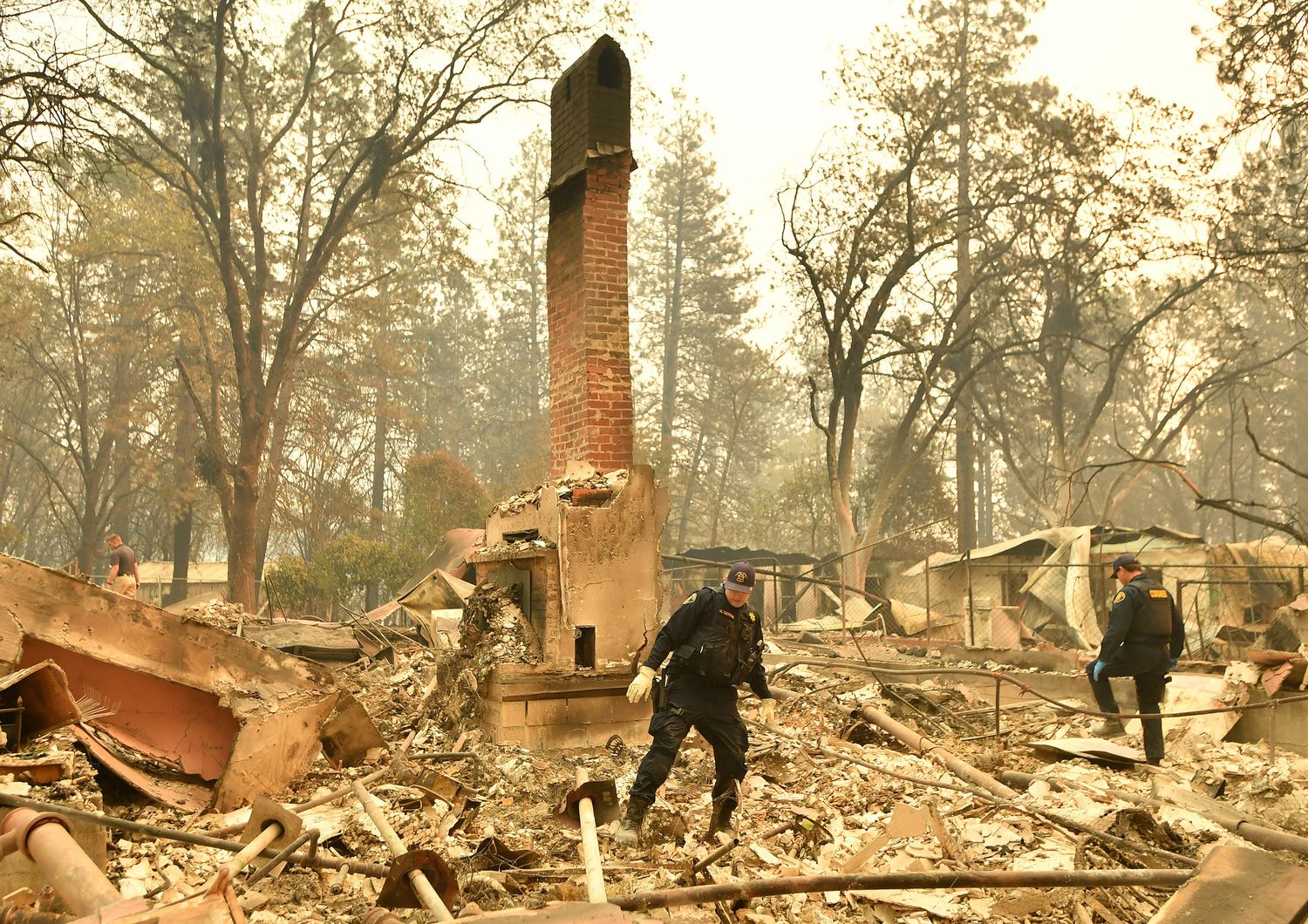 Agenti della scientifica della contea di Alameda cercano i resti umani in una residenza bruciata a Paradise, in California&nbsp;