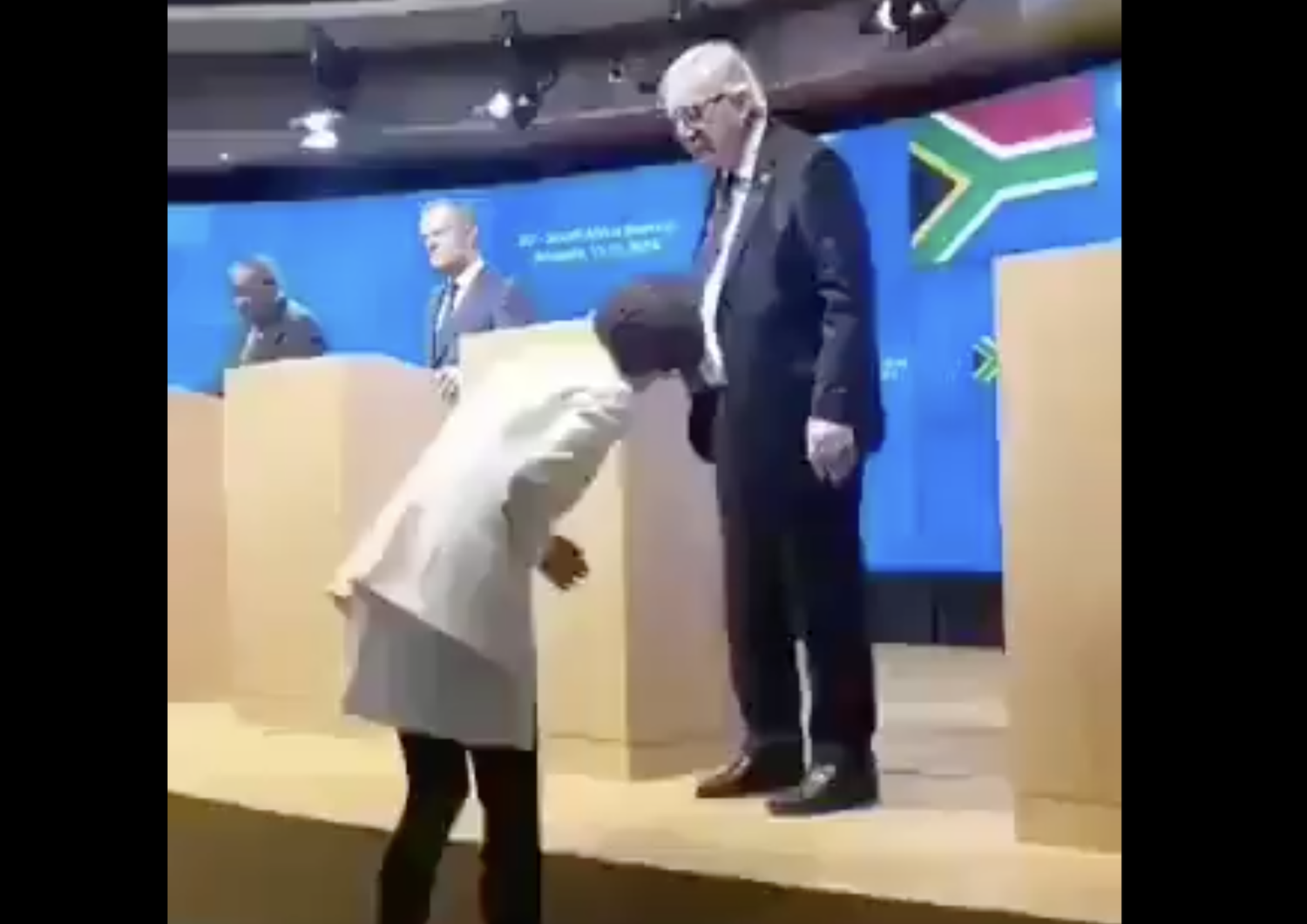 Il video in cui Juncker sembra indossare scarpe di colore diverso in conferenza stampa