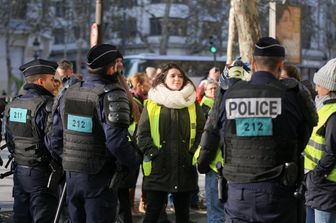 Francia: ancora blocchi dei &#39;gilet gialli&#39; e violenze, in 24 ore 409 feriti