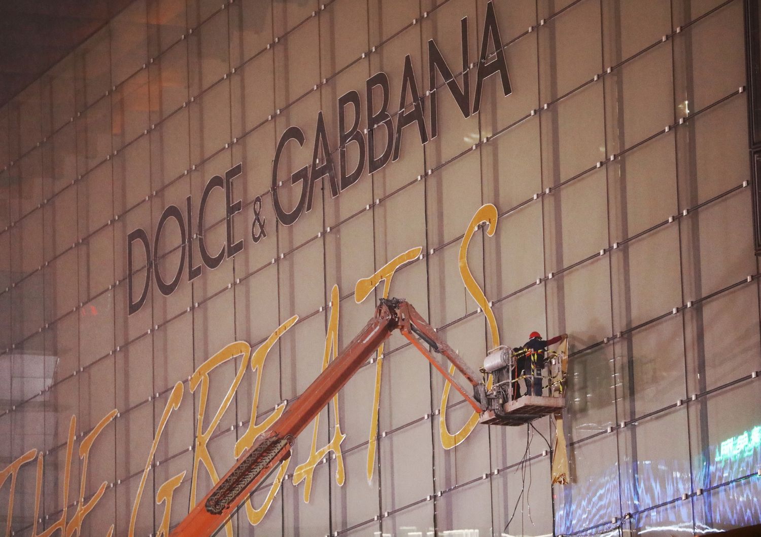 &nbsp;La rimozione dell'insegna dello show di Dolce e Gabbana a Shanghai cancellato dopo le proteste per un video considerato offensivo nei confronti della Cina