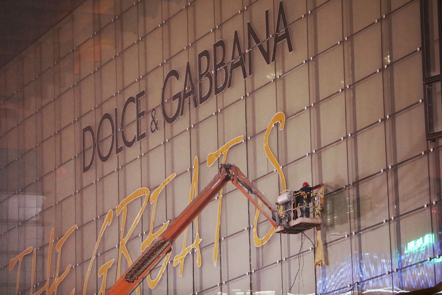 &nbsp;La rimozione dell'insegna dello show di Dolce e Gabbana a Shanghai cancellato dopo le proteste per un video considerato offensivo nei confronti della Cina