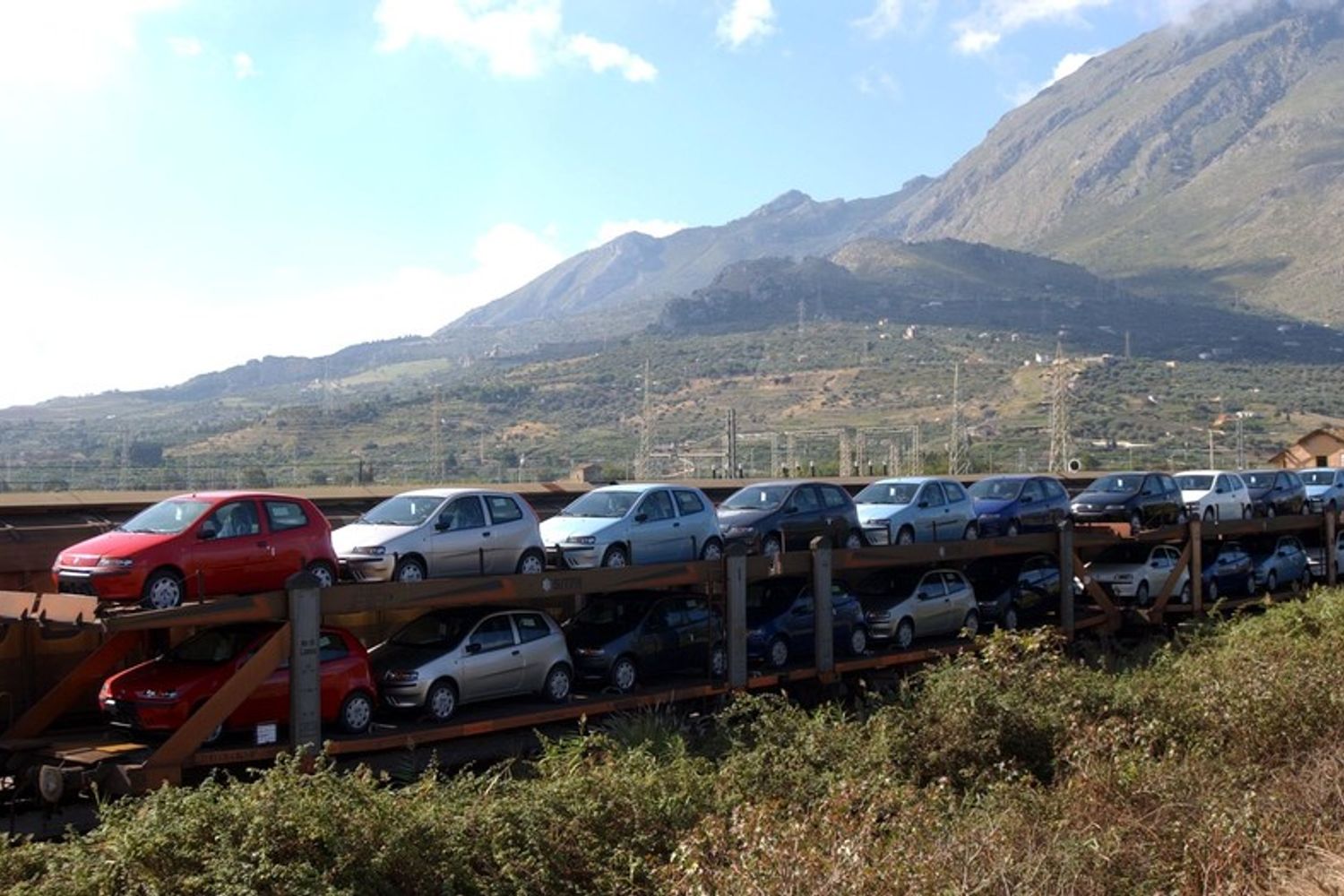 &nbsp;Un treno carico di Punto lascia lo stabilimento Fiat di Termini Imerese. La Cablelettra di Carmelo Patti riforniva la quasi totalit&agrave; dei cablaggi della fabbrica
