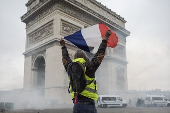 &nbsp;Un'immagine dei disordini a Parigi durante la manifestazione dei gilet gialli